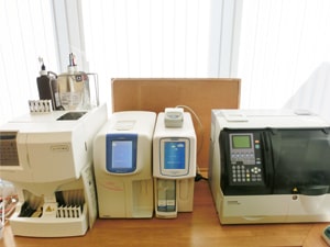 血液検査器（HbA1c迅速測定器）