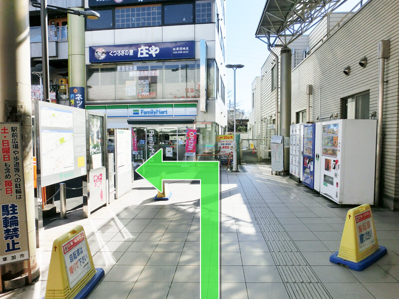 ④ファミリーマートの前を左に曲がります。